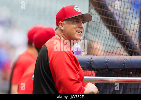 Milwaukee, Wisconsin, USA. 11 Aug, 2017. Cincinnati Reds Manager Bryan Preis Nr. 38 bringt seine Mannschaft in für drei Spiel der Serie gegen die Milwaukee Brewers am Miller Park in Milwaukee, WI. John Fisher/CSM Credit: Cal Sport Media/Alamy leben Nachrichten Stockfoto