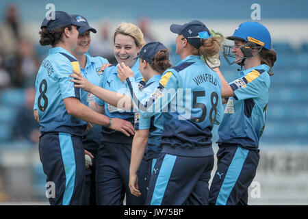 Leeds, Großbritannien. 11 Aug, 2017. Katie Levick (Yorkshire Diamanten) feiert mit ihren Mannschaftskameraden, als sie einen Lancashire Donner wicket während der Kia Super League opener nimmt. Yorkshire Diamanten v Lancashire Thunder am Freitag, 11. August 2017. Foto von Mark P Doherty. Credit: Gefangen Light Fotografie begrenzt/Alamy leben Nachrichten Stockfoto