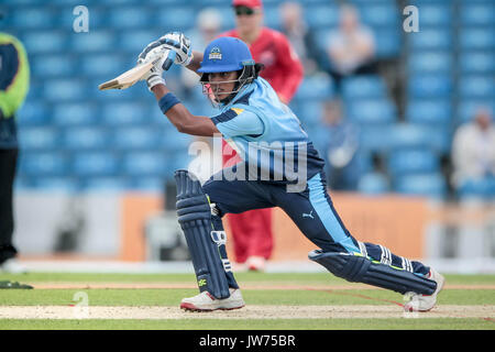 Leeds, Großbritannien. 11 Aug, 2017. Chamari Atapattu (Yorkshire Diamanten) Uhren als sie Schuß Geschwindigkeiten, um die Grenze für vier Durchläufe. Yorkshire Diamanten v Lancashire Thunder am Freitag, 11. August 2017. Foto von Mark P Doherty. Credit: Gefangen Light Fotografie begrenzt/Alamy leben Nachrichten Stockfoto