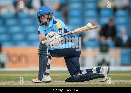 Leeds, Großbritannien. 11 Aug, 2017. Katherine Hauptlast (Yorkshire Diamanten) schlägt den Ball in Richtung outfield während der Kia Super League Spiel gegen Lancashire Donner. Yorkshire Diamanten v Lancashire Thunder am Freitag, 11. August 2017. Foto von Mark P Doherty. Credit: Gefangen Light Fotografie begrenzt/Alamy leben Nachrichten Stockfoto