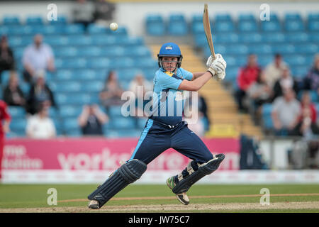 Leeds, Großbritannien. 11 Aug, 2017. Alice Davidson-Richards (Yorkshire Diamanten) schlägt die Kugel für vier (4) läuft während der Kia Super League Spiel gegen Lancashire Donner. Alice Davidson-Richards (Yorkshire Diamanten) ist der wertvollste Spieler gestimmt. Yorkshire Diamanten v Lancashire Thunder am Freitag, 11. August 2017. Foto von Mark P Doherty. Credit: Gefangen Light Fotografie begrenzt/Alamy leben Nachrichten Stockfoto