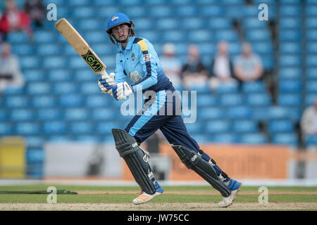 Leeds, Großbritannien. 11 Aug, 2017. Jenny Gunn (Yorkshire Diamanten) Uhren als sie Schuß zum outfield während der Kia Super League Spiel gegen Lancashire Donner geht. Yorkshire Diamanten v Lancashire Thunder am Freitag, 11. August 2017. Foto von Mark P Doherty. Credit: Gefangen Light Fotografie begrenzt/Alamy leben Nachrichten Stockfoto