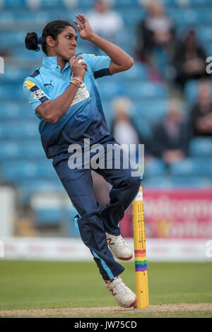 Leeds, Großbritannien. 11 Aug, 2017. Chamari Atapattu (Yorkshire Diamanten) Schalen während des Kia Super League Spiel gegen Lancashire Donner. Yorkshire Diamanten v Lancashire Thunder am Freitag, 11. August 2017. Foto von Mark P Doherty. Credit: Gefangen Light Fotografie begrenzt/Alamy leben Nachrichten Stockfoto