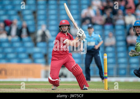 Leeds, Großbritannien. 11 Aug, 2017. Emma Lamm (Lancashire Donner) beobachtet, wie Ihr Schuß geht für vier (4) läuft während der Kia Super League Spiel gegen den Yorkshire Diamanten bei Headingley. Yorkshire Diamanten v Lancashire Thunder am Freitag, 11. August 2017. Foto von Mark P Doherty. Credit: Gefangen Light Fotografie begrenzt/Alamy leben Nachrichten Stockfoto