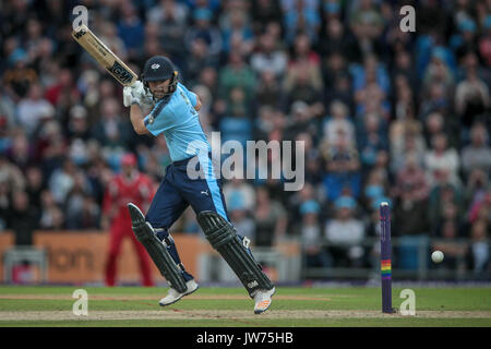 Leeds, Großbritannien. 11 Aug, 2017. Adam Lyth (Yorkshire Vikings) Uhren als Sein Schuss geht an Mittelfeld. Yorkshire Wikinger v Lancashire Blitz am Freitag, 11. August 2017. Foto von Mark P Doherty. Credit: Gefangen Light Fotografie begrenzt/Alamy leben Nachrichten Stockfoto