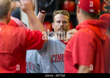 Milwaukee, Wisconsin, USA. 11 Aug, 2017. Cincinnati Reds shortstop Zack Cozart #2 gratuliert, nachdem er einen solo Home Run in der Major League Baseball Spiel zwischen den Milwaukee Brewers und die Cincinnati Reds am Miller Park in Milwaukee, WI. John Fisher/CSM Credit: Cal Sport Media/Alamy leben Nachrichten Stockfoto