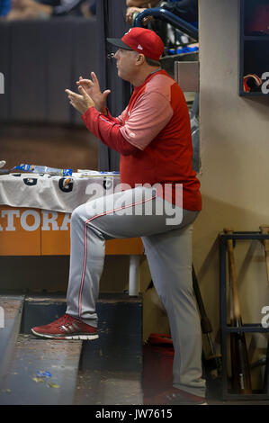 Milwaukee, Wisconsin, USA. 11 Aug, 2017. Cincinnati Reds Manager Bryan Preis Nr. 38 im Dugout während der Major League Baseball Spiel zwischen den Milwaukee Brewers und die Cincinnati Reds am Miller Park in Milwaukee, WI. John Fisher/CSM Credit: Cal Sport Media/Alamy leben Nachrichten Stockfoto