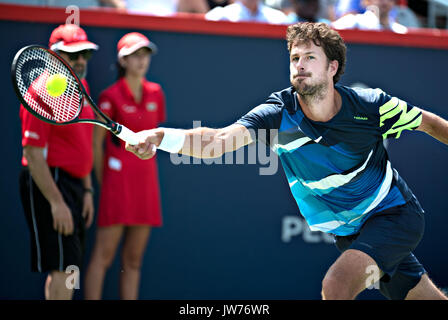 Montreal, Kanada. 11 Aug, 2017. Robin Haase der Niederlande gibt den Ball zu Diego Schwartzman von Argentinien in der viertelfinalegleichen von singles für Männer im Jahr 2017 Rogers Schale in Montreal, Kanada, August 11, 2017. Robin Haase gewann 2-1. Quelle: Xinhua/Alamy leben Nachrichten Stockfoto