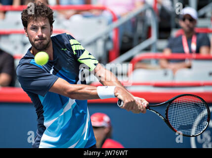 Montreal, Kanada. 11 Aug, 2017. Robin Haase der Niederlande gibt den Ball zu Diego Schwartzman von Argentinien in der viertelfinalegleichen von singles für Männer im Jahr 2017 Rogers Schale in Montreal, Kanada, August 11, 2017. Robin Haase gewann 2-1. Quelle: Xinhua/Alamy leben Nachrichten Stockfoto