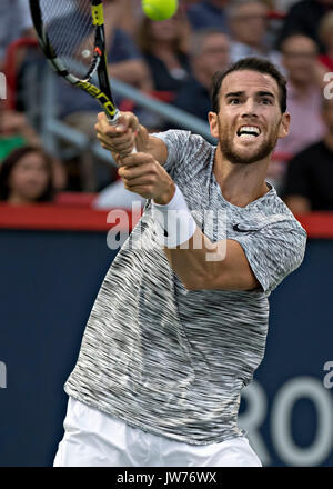 Montreal, Kanada. 11 Aug, 2017. Adrian Mannarino von Frankreich gibt den Ball an Denis Shapovolov von Kanada während der viertelfinalegleichen von singles für Männer im Jahr 2017 Rogers Schale in Montreal, Kanada, August 11, 2017. Denis Shapovolov gewann 2-1. Quelle: Xinhua/Alamy leben Nachrichten Stockfoto