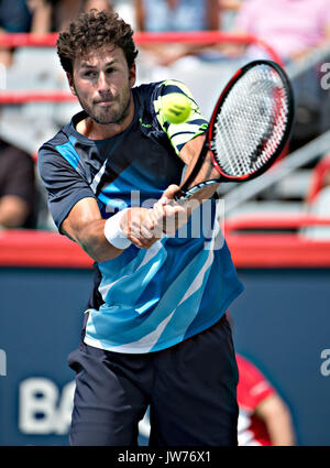 Montreal, Kanada. 11 Aug, 2017. Robin Haase der Niederlande gibt den Ball zu Diego Schwartzman von Argentinien in der viertelfinalegleichen von singles für Männer im Jahr 2017 Rogers Schale in Montreal, Kanada, August 11, 2017. Robin Haase gewann 2-1. Quelle: Xinhua/Alamy leben Nachrichten Stockfoto