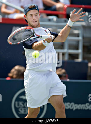 Montreal, Kanada. 11 Aug, 2017. Diego Schwartzman von Argentinien zurück, um die Kugel zu Robin Haase der Niederlande während der viertelfinalegleichen von singles für Männer im Jahr 2017 Rogers Schale in Montreal, Kanada, August 11, 2017. Robin Haase gewann 2-1. Quelle: Xinhua/Alamy leben Nachrichten Stockfoto