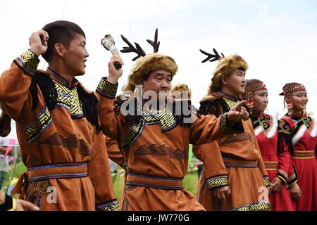 Xunke, Heilongjiang Provinz Chinas. 11 Aug, 2017. Oroqen Athleten messen sich in einem Casting Event beim Sport Wettbewerb der traditionellen Gott der ethnischen Gruppe der Brand Opfer Festival in Xunke County, im Nordosten der chinesischen Provinz Heilongjiang, Aug 11, 2017. Die Gulunmuta Festival, das wichtigste Festival für die oroqen Menschen, wurde als einer der ersten Charge von Chinas immaterielle Kulturerbe im Jahr 2006 aufgeführt. Credit: Wang Jianwei/Xinhua/Alamy leben Nachrichten Stockfoto