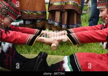 Xunke, Heilongjiang Provinz Chinas. 11 Aug, 2017. Oroqen Athleten konkurrieren in der Ziehen-a-stick Match beim Sport Wettbewerb der traditionellen Gott der ethnischen Gruppe der Brand Opfer Festival in Xunke County, im Nordosten der chinesischen Provinz Heilongjiang, Aug 11, 2017. Die Gulunmuta Festival, das wichtigste Festival für die oroqen Menschen, wurde als einer der ersten Charge von Chinas immaterielle Kulturerbe im Jahr 2006 aufgeführt. Credit: Wang Jianwei/Xinhua/Alamy leben Nachrichten Stockfoto