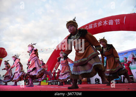 Xunke, Heilongjiang Provinz Chinas. 11 Aug, 2017. Führen Sie einen Tanz Oroqen während des traditionellen Gott der ethnischen Gruppe der Brand Opfer Festival in Xunke County, im Nordosten der chinesischen Provinz Heilongjiang, Aug 11, 2017. Die Gulunmuta Festival, das wichtigste Festival für die oroqen Menschen, wurde als einer der ersten Charge von Chinas immaterielle Kulturerbe im Jahr 2006 aufgeführt. Credit: Wang Jianwei/Xinhua/Alamy leben Nachrichten Stockfoto