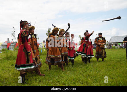 Xunke, Heilongjiang Provinz Chinas. 11 Aug, 2017. Oroqen Athleten messen sich in einem Casting Event beim Sport Wettbewerb der traditionellen Gott der ethnischen Gruppe der Brand Opfer Festival in Xunke County, im Nordosten der chinesischen Provinz Heilongjiang, Aug 11, 2017. Die Gulunmuta Festival, das wichtigste Festival für die oroqen Menschen, wurde als einer der ersten Charge von Chinas immaterielle Kulturerbe im Jahr 2006 aufgeführt. Credit: Wang Jianwei/Xinhua/Alamy leben Nachrichten Stockfoto