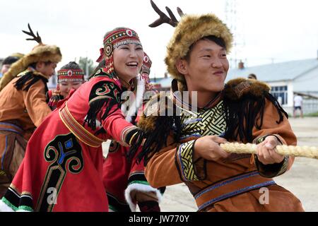 Xunke, Heilongjiang Provinz Chinas. 11 Aug, 2017. Oroqen Athleten konkurrieren beim Sport Wettbewerb der traditionellen Gott der ethnischen Gruppe der Brand Opfer Festival in Xunke County, im Nordosten der chinesischen Provinz Heilongjiang, Aug 11, 2017. Die Gulunmuta Festival, das wichtigste Festival für die oroqen Menschen, wurde als einer der ersten Charge von Chinas immaterielle Kulturerbe im Jahr 2006 aufgeführt. Credit: Wang Jianwei/Xinhua/Alamy leben Nachrichten Stockfoto