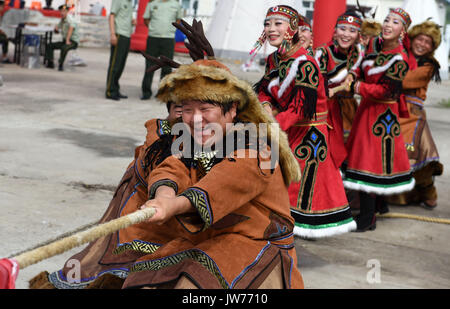 Xunke, Heilongjiang Provinz Chinas. 11 Aug, 2017. Oroqen Athleten konkurrieren beim Sport Wettbewerb der traditionellen Gott der ethnischen Gruppe der Brand Opfer Festival in Xunke County, im Nordosten der chinesischen Provinz Heilongjiang, Aug 11, 2017. Die Gulunmuta Festival, das wichtigste Festival für die oroqen Menschen, wurde als einer der ersten Charge von Chinas immaterielle Kulturerbe im Jahr 2006 aufgeführt. Credit: Wang Jianwei/Xinhua/Alamy leben Nachrichten Stockfoto