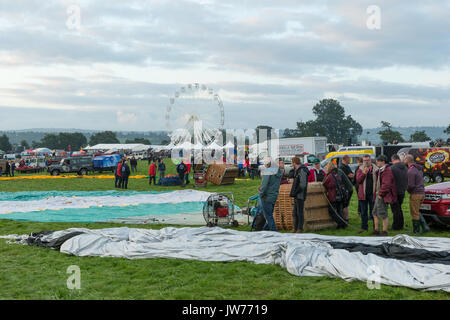 Ashton Hof, Bristol, UK. 12. August 2017. Nach den enttäuschenden Regen am Freitag Abend, das Wetter bessert, damit 28 Heißluftballons über Bristol vor dem Start fliegen war aufgrund der sich verschlechternden Wetterbedingungen eingeschränkt. Die dritte geplante Aufstieg auf der diesjährigen Bristol International Balloon Fiesta war vor einem großen Massen an Ashton Court, Bristol. Stockfoto