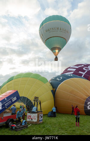 Ashton Hof, Bristol, UK. 12. August 2017. Nach den enttäuschenden Regen am Freitag Abend, das Wetter bessert, damit 28 Heißluftballons über Bristol vor dem Start fliegen war aufgrund der sich verschlechternden Wetterbedingungen eingeschränkt. Die dritte geplante Aufstieg auf der diesjährigen Bristol International Balloon Fiesta war vor einem großen Massen an Ashton Court, Bristol. Stockfoto