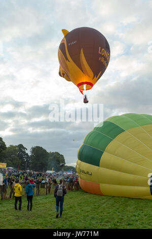 Ashton Hof, Bristol, UK. 12. August 2017. Nach den enttäuschenden Regen am Freitag Abend, das Wetter bessert, damit 28 Heißluftballons über Bristol vor dem Start fliegen war aufgrund der sich verschlechternden Wetterbedingungen eingeschränkt. Die dritte geplante Aufstieg auf der diesjährigen Bristol International Balloon Fiesta war vor einem großen Massen an Ashton Court, Bristol. Stockfoto