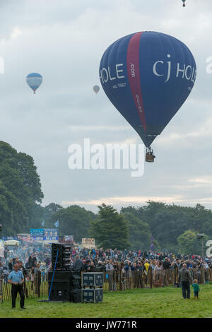 Ashton Hof, Bristol, UK. 12. August 2017. Nach den enttäuschenden Regen am Freitag Abend, das Wetter bessert, damit 28 Heißluftballons über Bristol vor dem Start fliegen war aufgrund der sich verschlechternden Wetterbedingungen eingeschränkt. Die dritte geplante Aufstieg auf der diesjährigen Bristol International Balloon Fiesta war vor einem großen Massen an Ashton Court, Bristol. Stockfoto