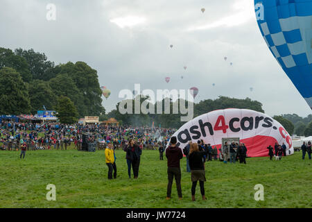Ashton Hof, Bristol, UK. 12. August 2017. Nach den enttäuschenden Regen am Freitag Abend, das Wetter bessert, damit 28 Heißluftballons über Bristol vor dem Start fliegen war aufgrund der sich verschlechternden Wetterbedingungen eingeschränkt. Die dritte geplante Aufstieg auf der diesjährigen Bristol International Balloon Fiesta war vor einem großen Massen an Ashton Court, Bristol. Stockfoto
