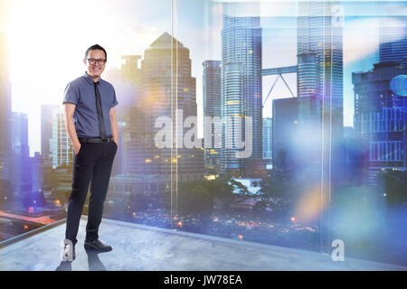 Volle Länge Portrait von Happy 30s 40s Asiatische Geschäftsmann. Stockfoto