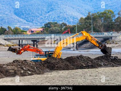 Zwei front-End-Loader Baggerarbeiten Isabella Teiche um Karpfen zu entfernen und den See zu erweitern Stockfoto