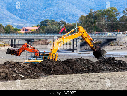 Zwei front-End-Loader Baggerarbeiten Isabella Teiche um Karpfen zu entfernen und den See zu erweitern Stockfoto