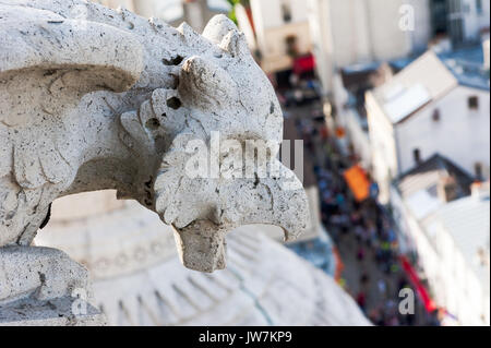 Gargoyle nach unten eine Straße in Montmartre, Paris Stockfoto