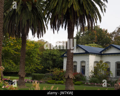 Weiß Weatherboard Gebäude durch Bäume Stockfoto