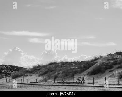 Ein einsames Fahrrad am Strand geparkt Stockfoto