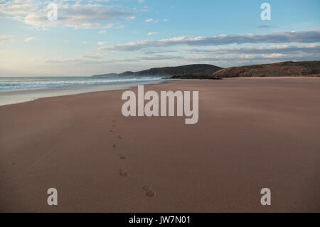 Sandwood Bay, Schottland. Spuren im Sand zum Cape Wrath im äußersten Nordwesten des Landes suchen. Stockfoto