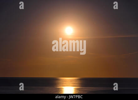 Die Schwarzen Meer von Albena, Bulgarien mit weissen Mond und Sterne, der Nacht. Stockfoto