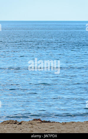 Die Schwarzen Meer von Albena, Bulgarien mit goldenem Sand, blaues Wasser, Strand. Stockfoto