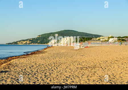 Die Schwarzen Meer von Albena, Bulgarien mit goldenem Sand, blaues Wasser, Liegestühle und Sonnenschirme, in der Nähe des Strand Hotels. Stockfoto