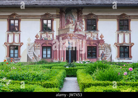 Pilatushaus, mit seinen Luftmalerei Fresken in der Stadt Oberammergau und Garmisch Partenkirchen, Bayern, Deutschland Stockfoto