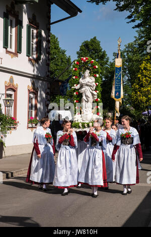 Feiern Fronleichnam lokale Leute in der Tracht der Parade durch die Straßen von Oberammergau und Garmisch Partenkirchen, Bayern, Deutschland Stockfoto