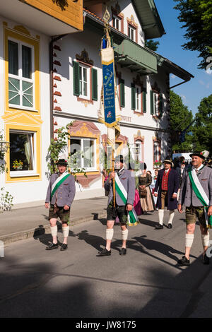 Feiern Fronleichnam lokale Leute in der Tracht der Parade durch die Straßen von Oberammergau und Garmisch Partenkirchen, Bayern, Deutschland Stockfoto