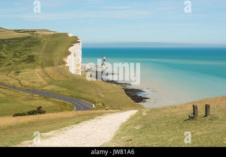 Der Leuchtturm und weiße Kreidefelsen am Beachy Head in der Nähe von Eastbourne, East Sussex, England Stockfoto