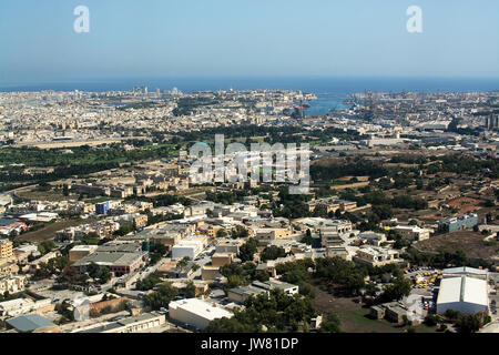 MALTA, EUROPA - September 17, 2015: Start mit Blick nach Osten über Valletta und St. Julian's Area am 17. September 2015 in Malta, Europa. Stockfoto