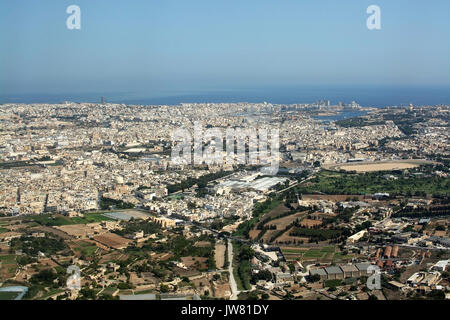 MALTA, EUROPA - September 17, 2015: Start mit Blick nach Osten über Valletta und St. Julian's Area am 17. September 2015 in Malta, Europa. Stockfoto