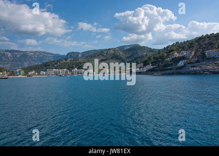 PORT DE Soller, Mallorca, SPANIEN - 15. MAI 2017: Blick über Einlass- Bucht, den Hafen und die Boote an einem sonnigen Tag am 15. Mai 2017 in Port de Soller, Mallorca, Spai Stockfoto