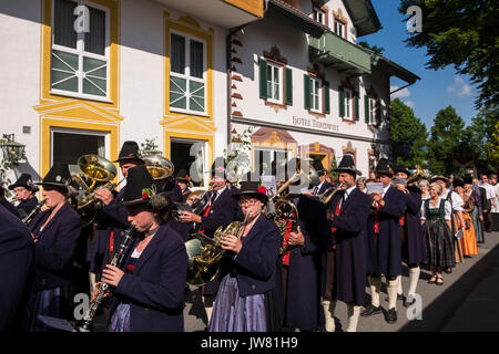 Feiern Fronleichnam lokale Leute in der Tracht der Parade durch die Straßen von Oberammergau und Garmisch Partenkirchen, Bayern, Deutschland Stockfoto