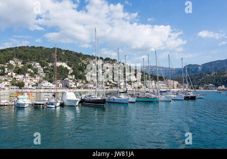 PORT DE Soller, Mallorca, SPANIEN - 15. MAI 2017: Blick über Einlass- Bucht, den Hafen und die Boote an einem sonnigen Tag am 15. Mai 2017 in Port de Soller, Mallorca, Spai Stockfoto