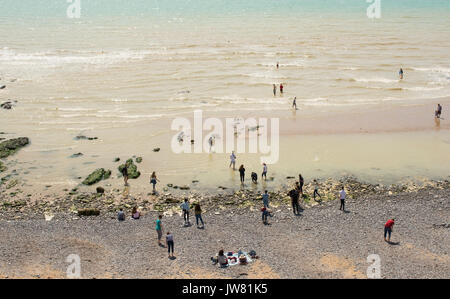 Leute genießen Strand und Meer bei Birling Gap in der Nähe von Eastbourne, East Sussex, England Stockfoto