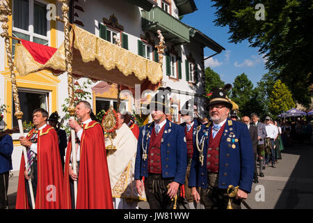 Feiern Fronleichnam lokale Leute in der Tracht der Parade durch die Straßen von Oberammergau und Garmisch Partenkirchen, Bayern, Deutschland Stockfoto