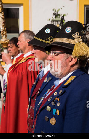 Feiern Fronleichnam lokale Leute in der Tracht der Parade durch die Straßen von Oberammergau und Garmisch Partenkirchen, Bayern, Deutschland Stockfoto