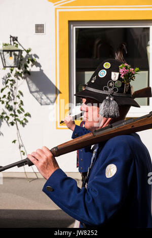 Feiern Fronleichnam lokale Leute in der Tracht der Parade durch die Straßen von Oberammergau und Garmisch Partenkirchen, Bayern, Deutschland Stockfoto